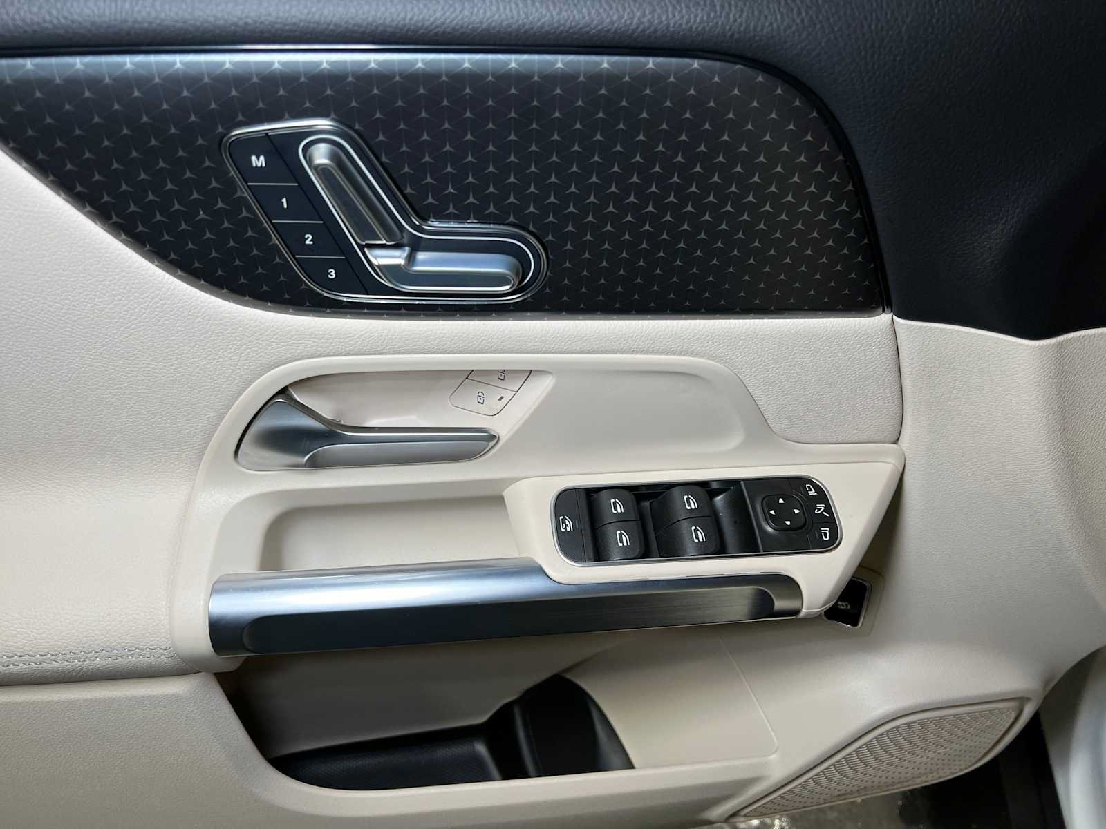 Used 2025 Mercedes-Benz GLB 250 4MATIC image 23