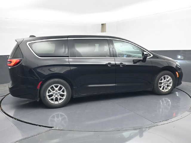 Used 2024 Chrysler Pacifica Touring-L FWD image 3