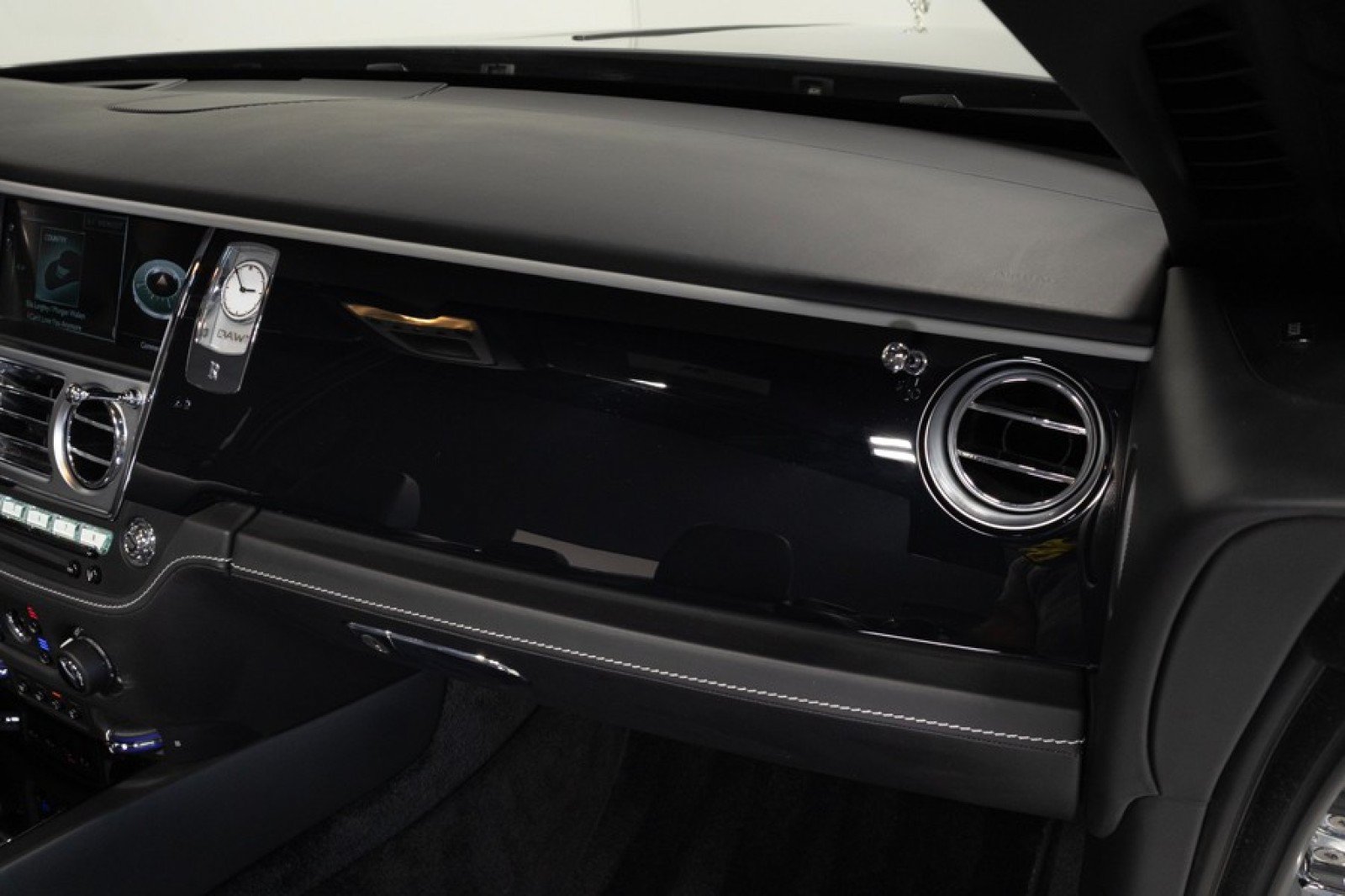 Used 2019 Rolls-Royce Dawn RWD image 53