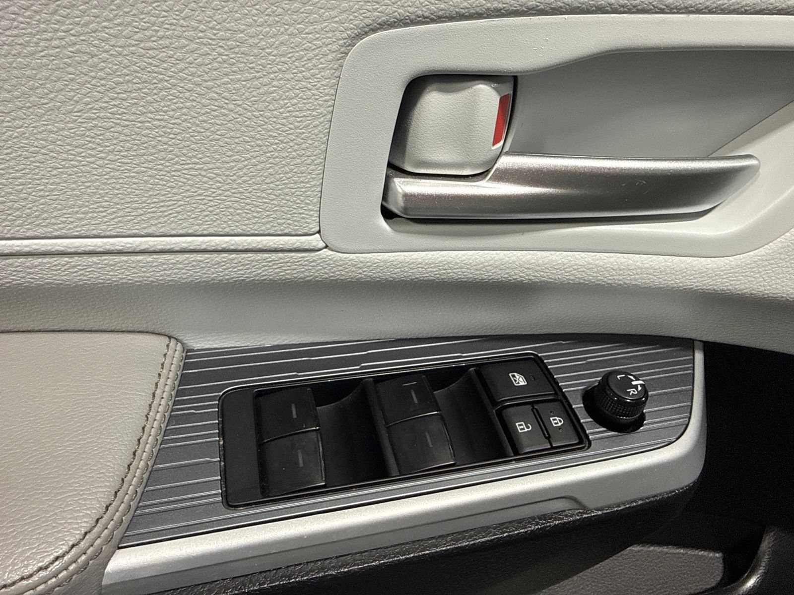 Used 2025 Toyota Sienna XLE FWD image 28