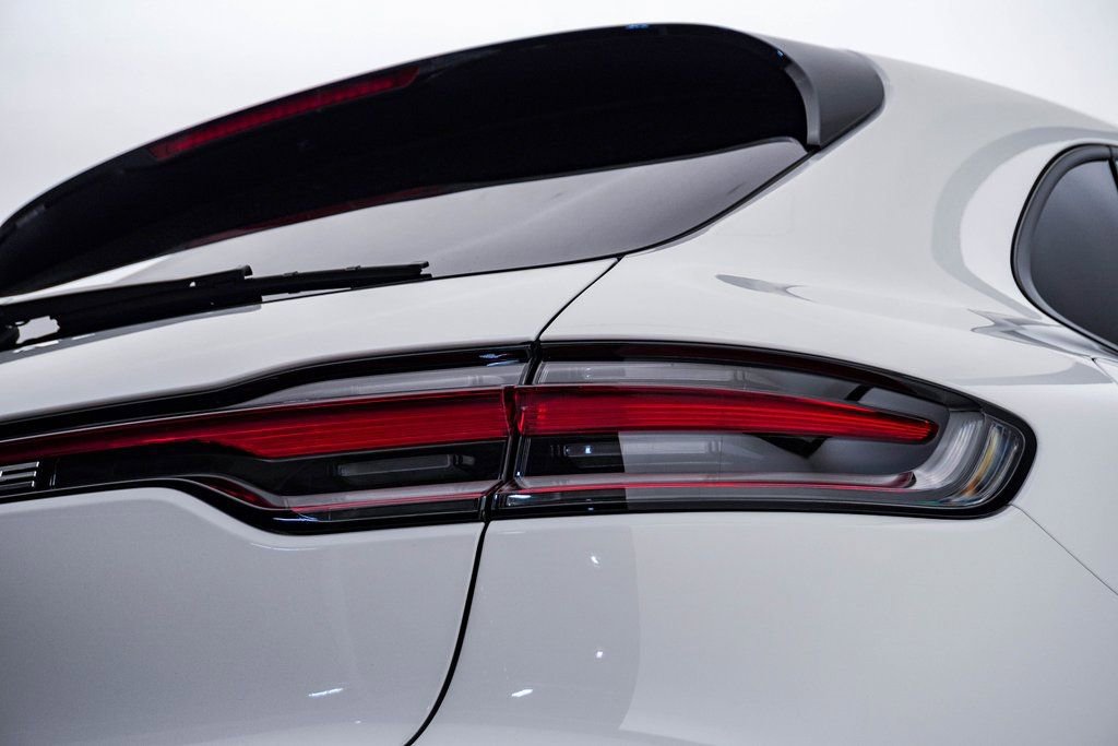 Certified 2025 Porsche Macan AWD/4WD image 11