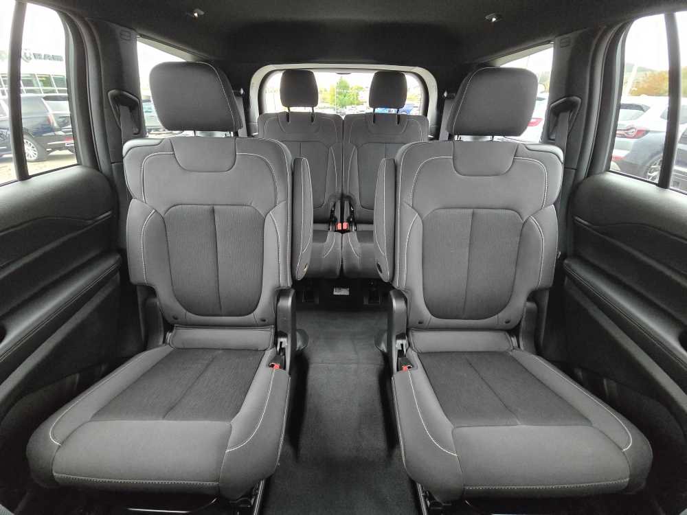 Used 2024 Jeep Grand Cherokee L Laredo w/ Luxury Tech Group I image 18