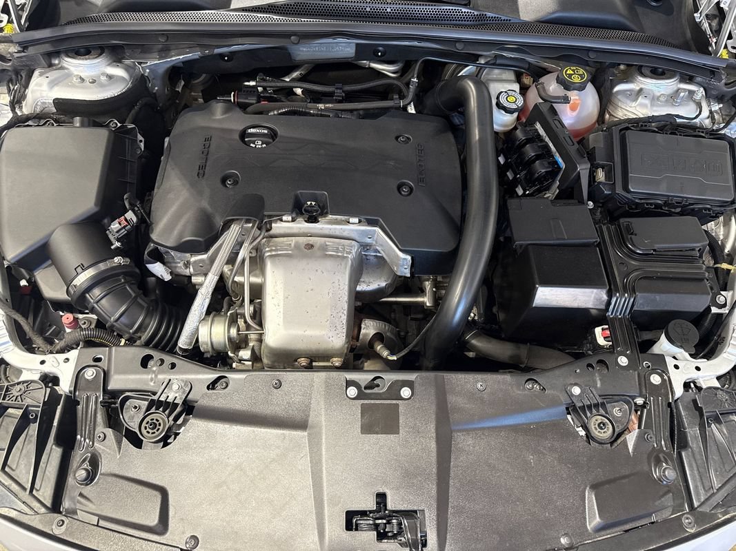 Used 2018 Buick Regal Essence w/ Sights and Sounds Package AWD/4WD image 11