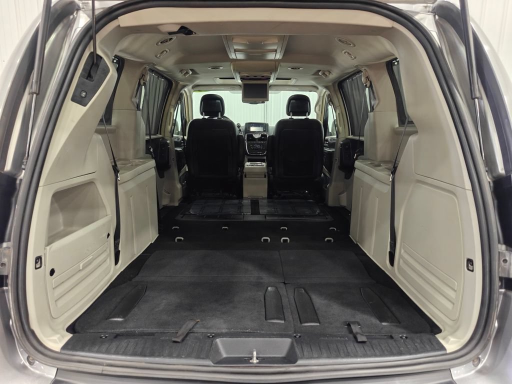 Used 2016 Chrysler Town & Country Touring-L FWD image 33