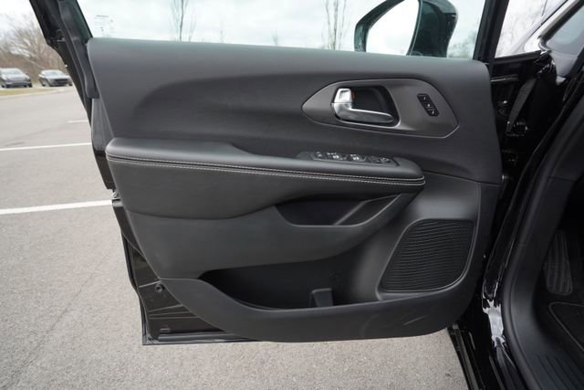 New 2026 Chrysler Pacifica Select FWD image 12