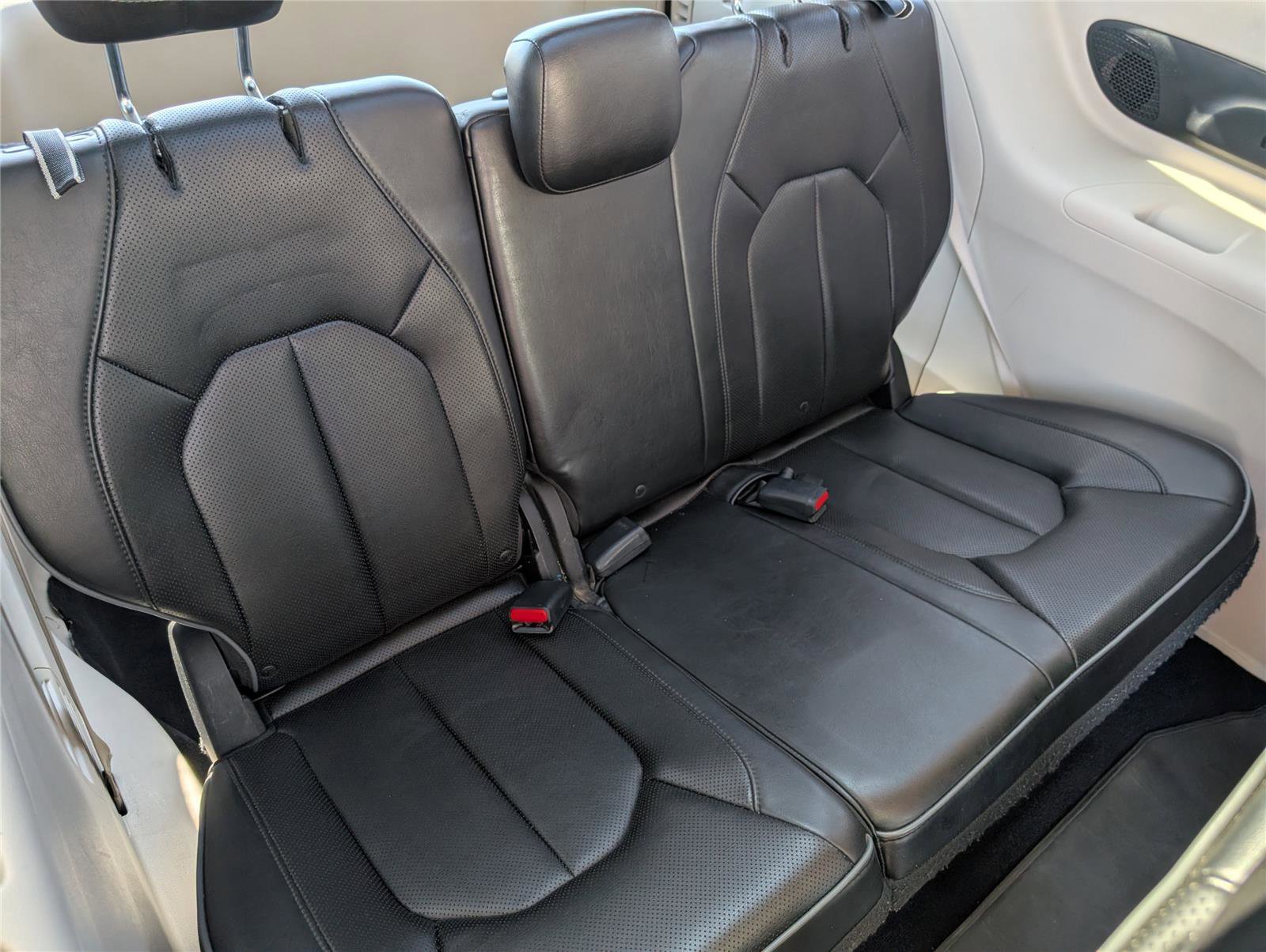 Used 2018 Chrysler Pacifica Limited image 37