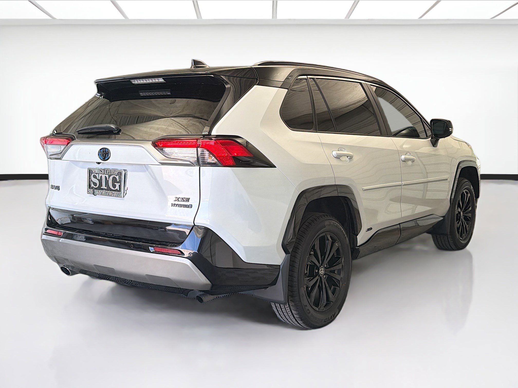 Used 2023 Toyota RAV4 XSE AWD/4WD image 4