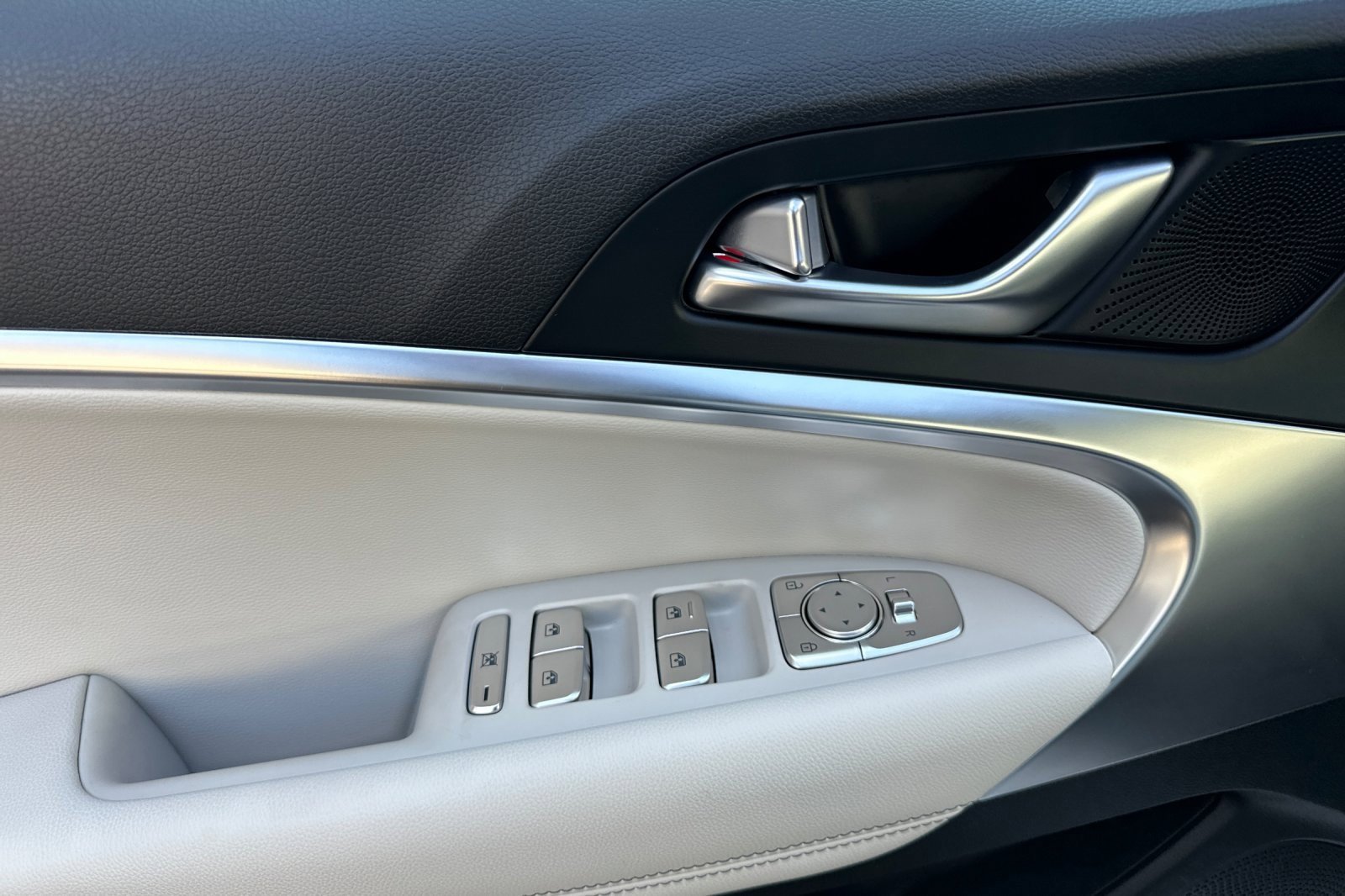 Used 2025 Genesis G70 2.5T image 12