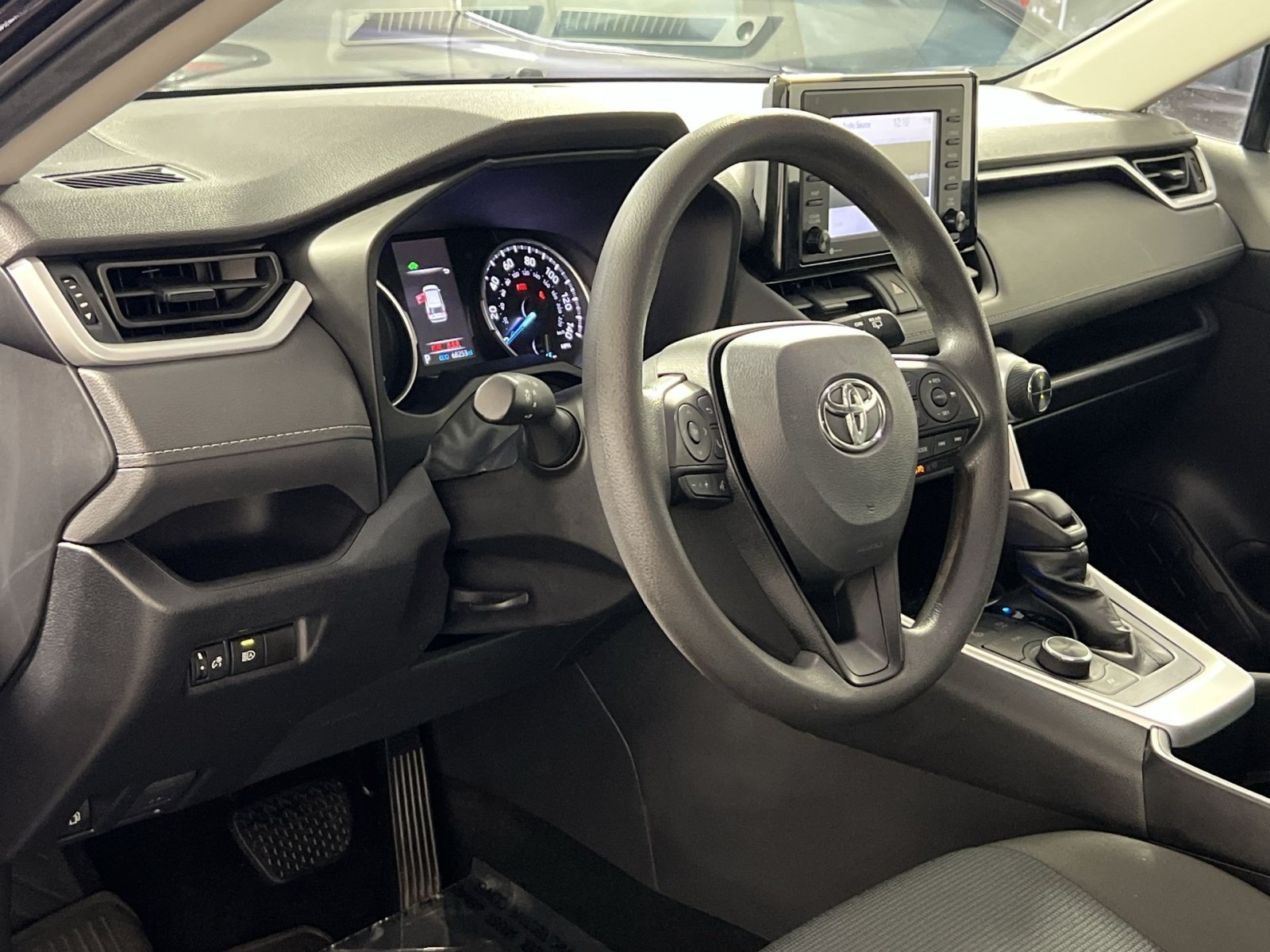 Used 2022 Toyota RAV4 LE AWD/4WD image 17