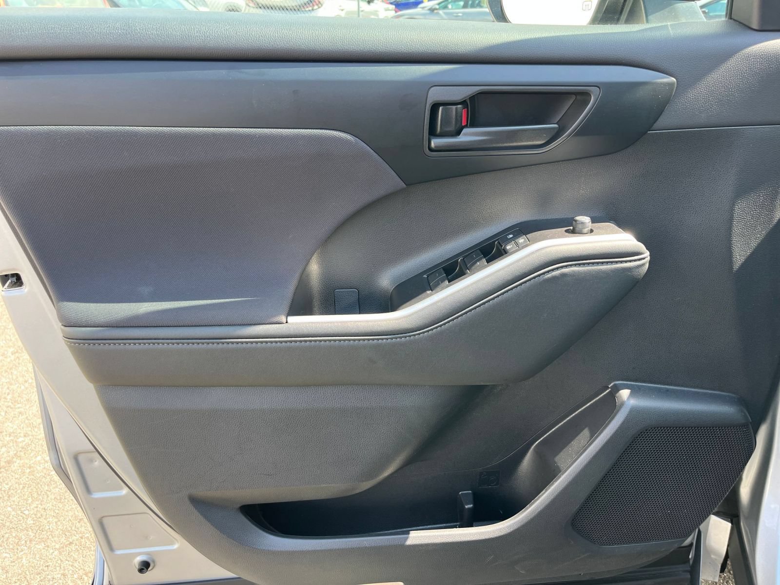 Used 2025 Toyota Highlander LE FWD image 18