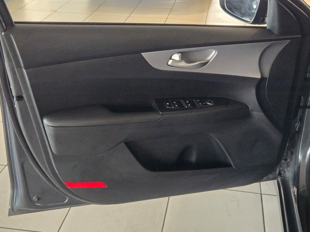Used 2024 Kia Forte LXS w/ LXS Technology Package FWD image 17