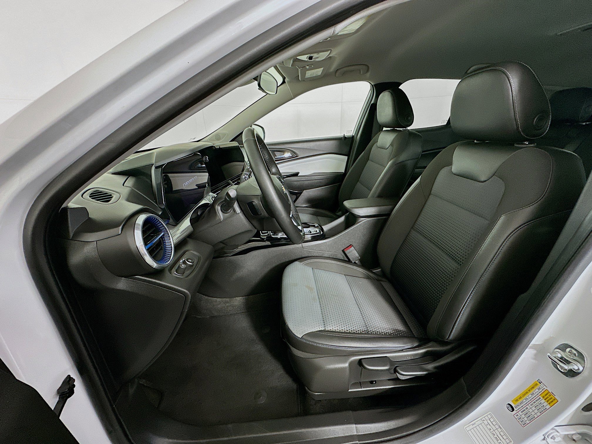 Used 2025 Chevrolet Trax LT w/ LT Convenience Package FWD image 13