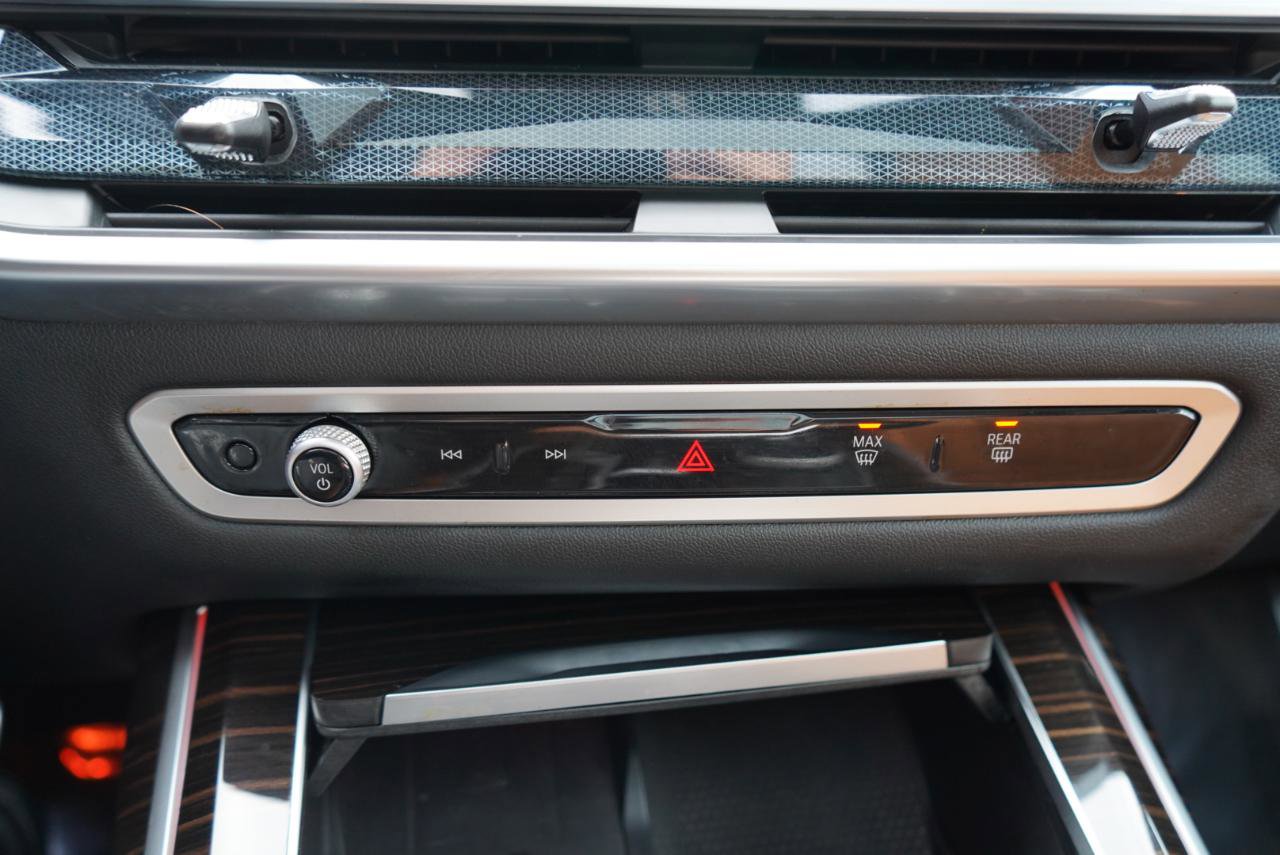 Used 2025 BMW X7 xDrive40i w/ M Sport Package image 44