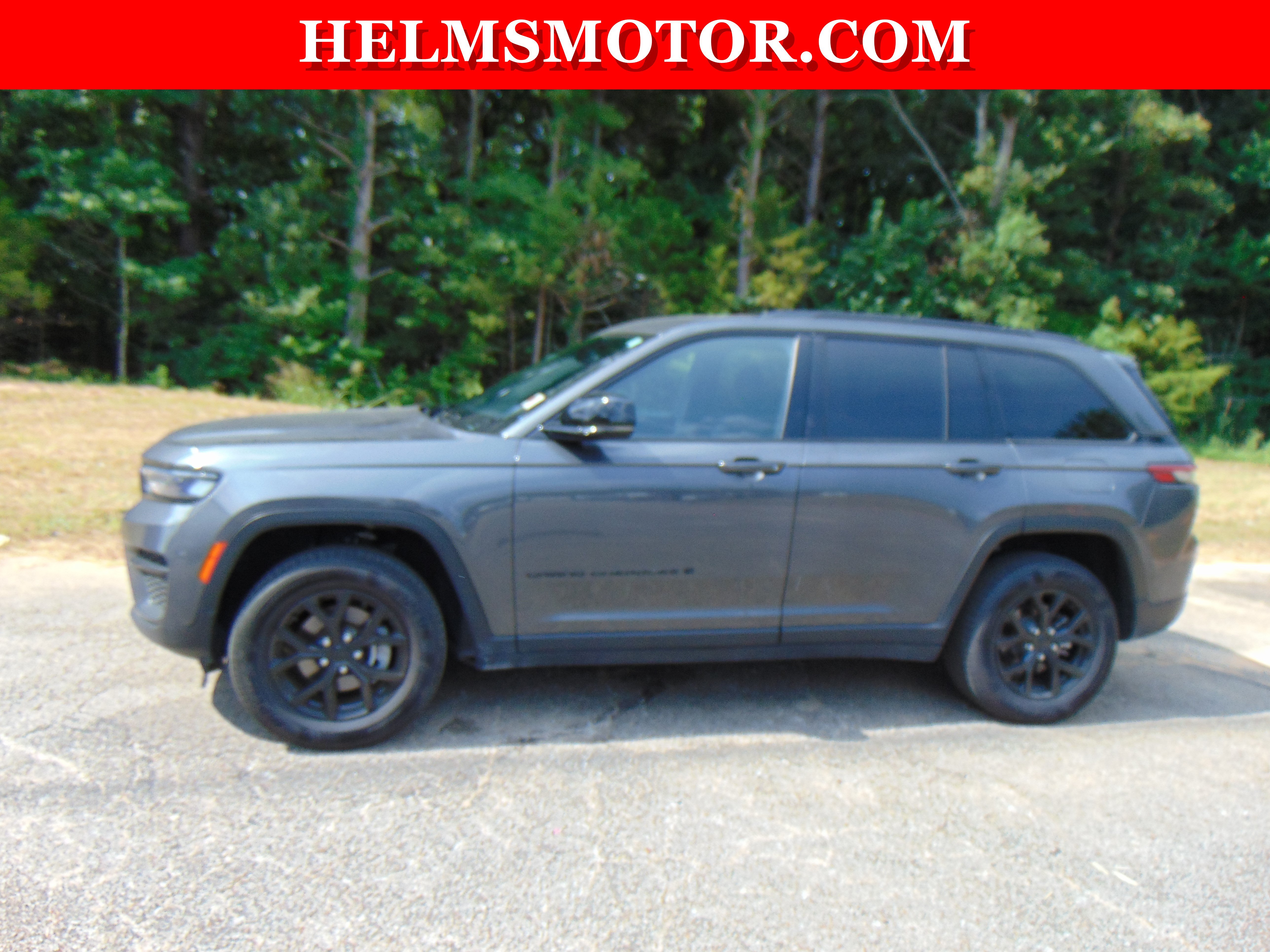 Used 2024 Jeep Grand Cherokee Altitude RWD image 1