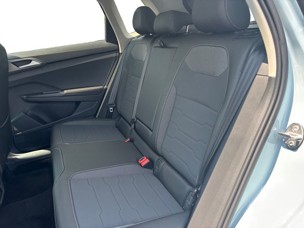 Used 2025 Volkswagen Taos SE image 13