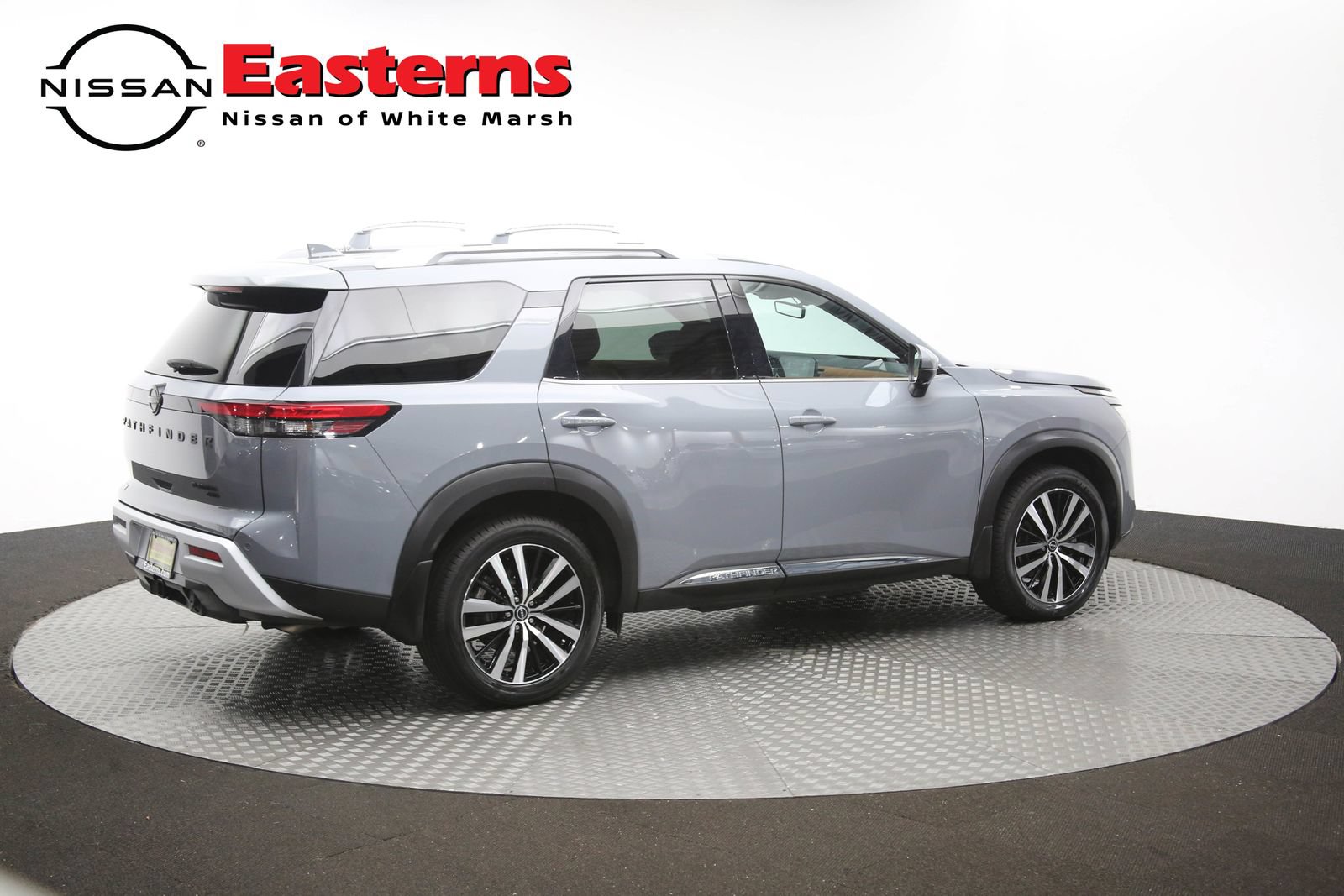 Used 2024 Nissan Pathfinder Platinum w/ Black Appearance Package AWD/4WD image 46
