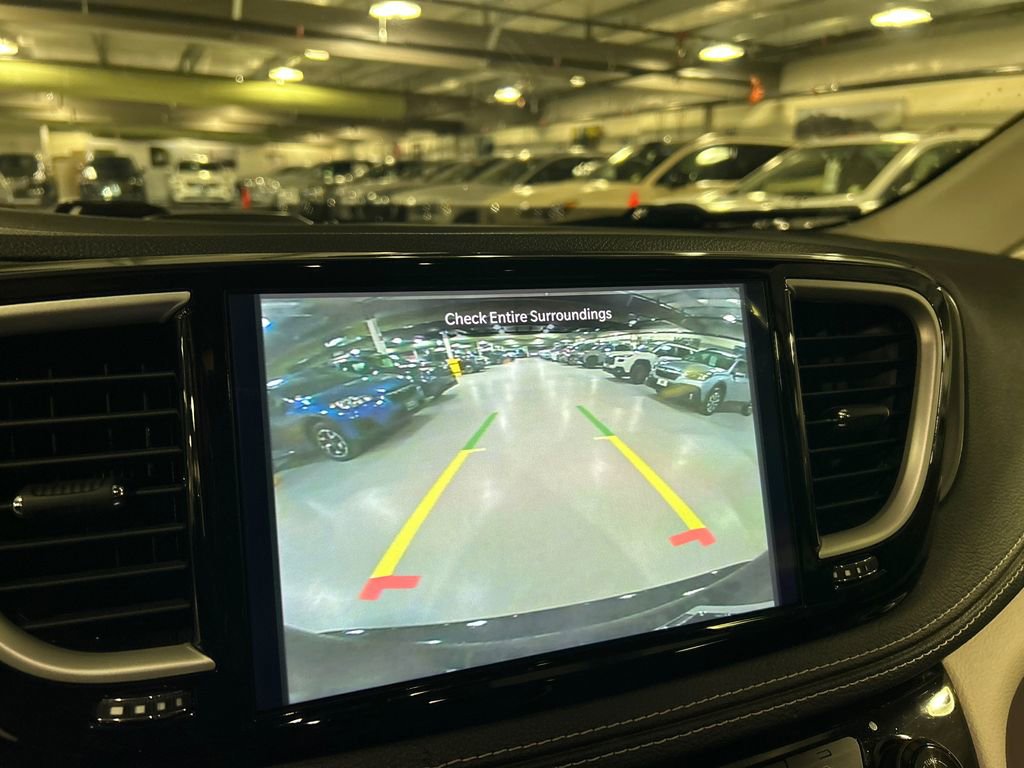 Used 2022 Chrysler Pacifica Touring-L image 17