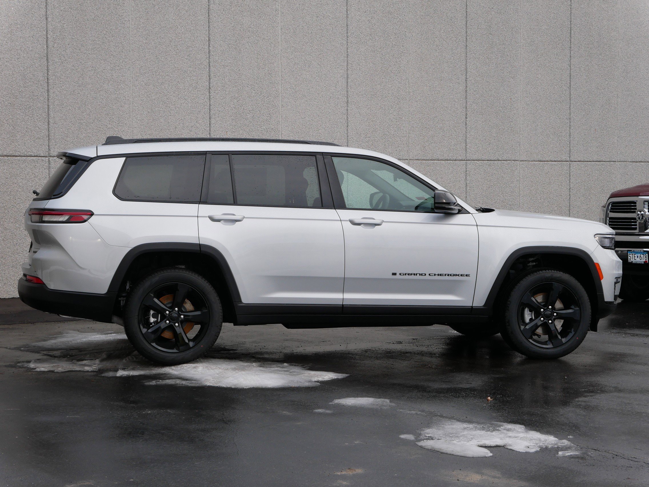 New 2025 Jeep Grand Cherokee L Limited w/ Black Appearance Package image 2
