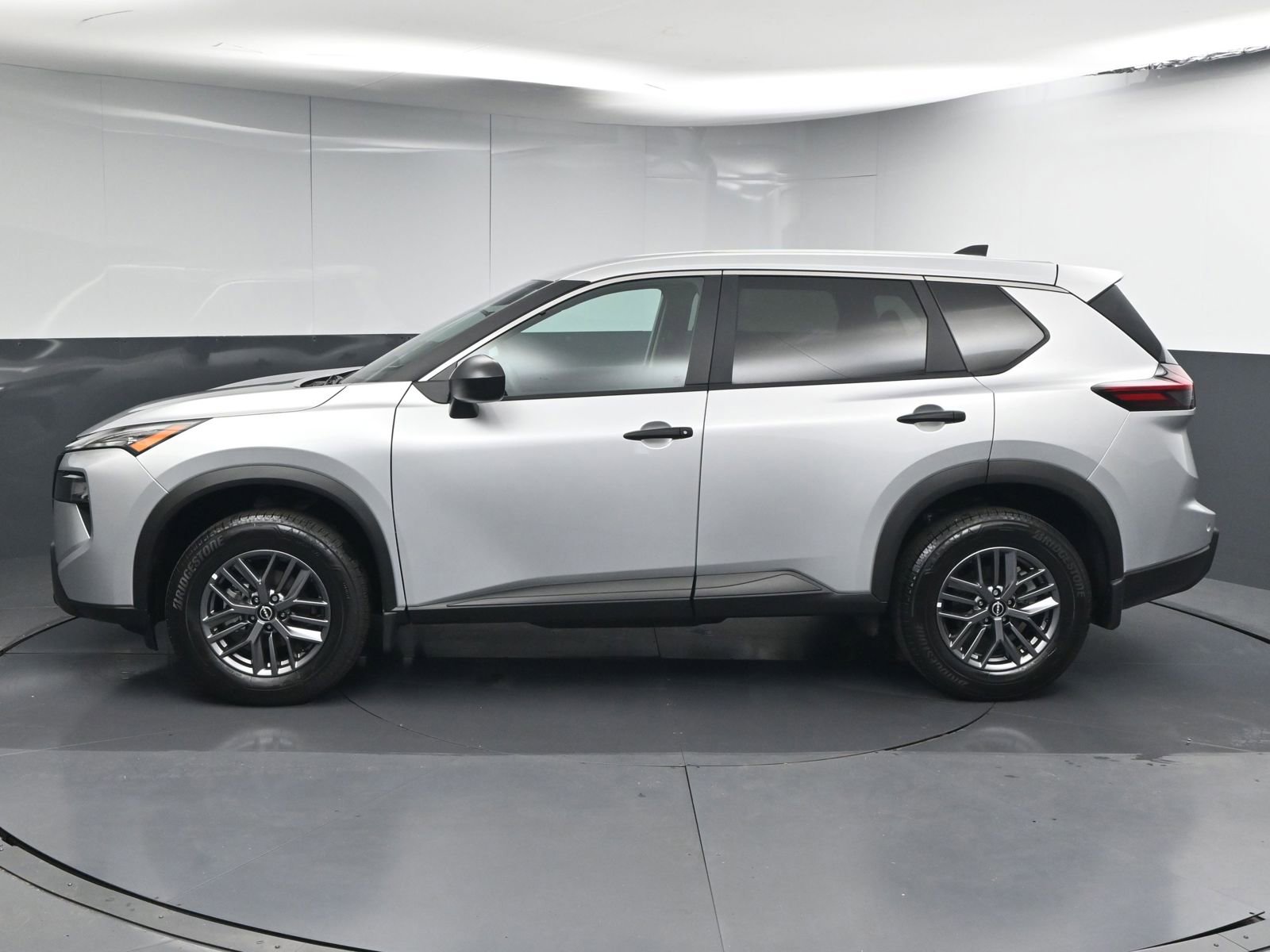 Used 2025 Nissan Rogue S image 4