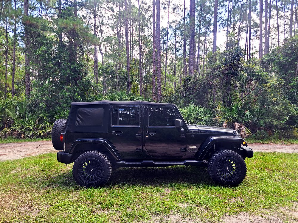 Used 2013 Jeep Wrangler Unlimited Sahara w/ Dual Top Group AWD/4WD image 8