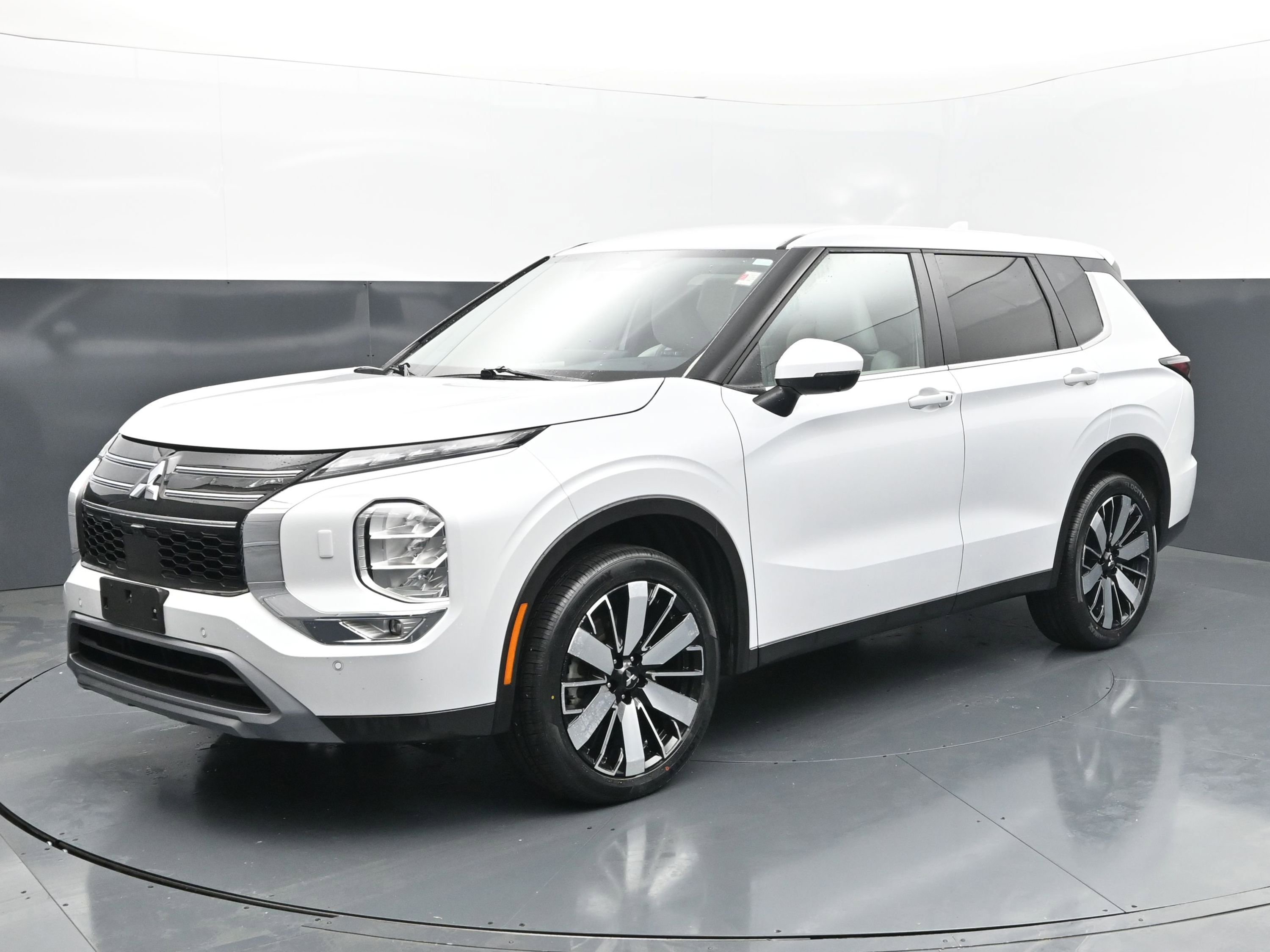 Used 2025 Mitsubishi Outlander SE