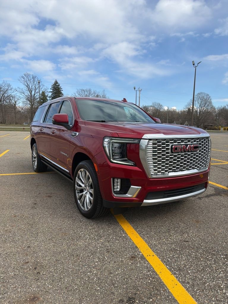 Used 2023 GMC Yukon XL Denali image 3