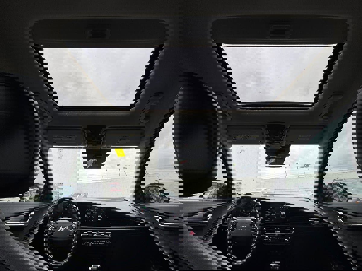 Used 2025 Kia Niro EX Touring image 16