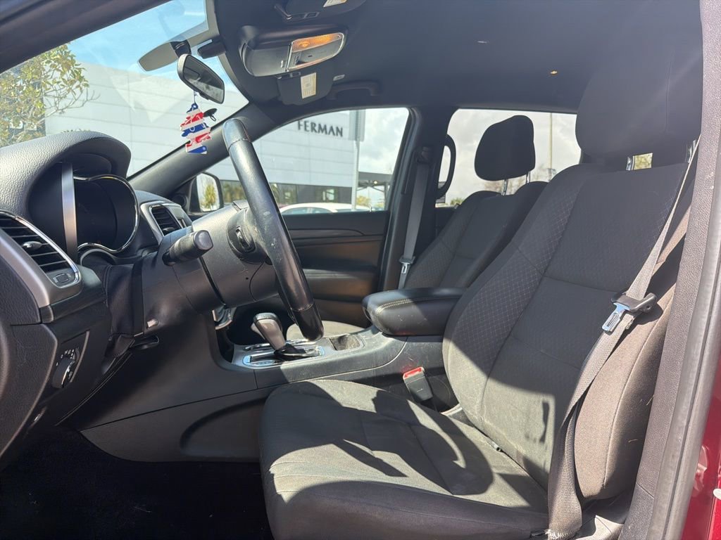 Used 2020 Jeep Grand Cherokee Laredo image 2