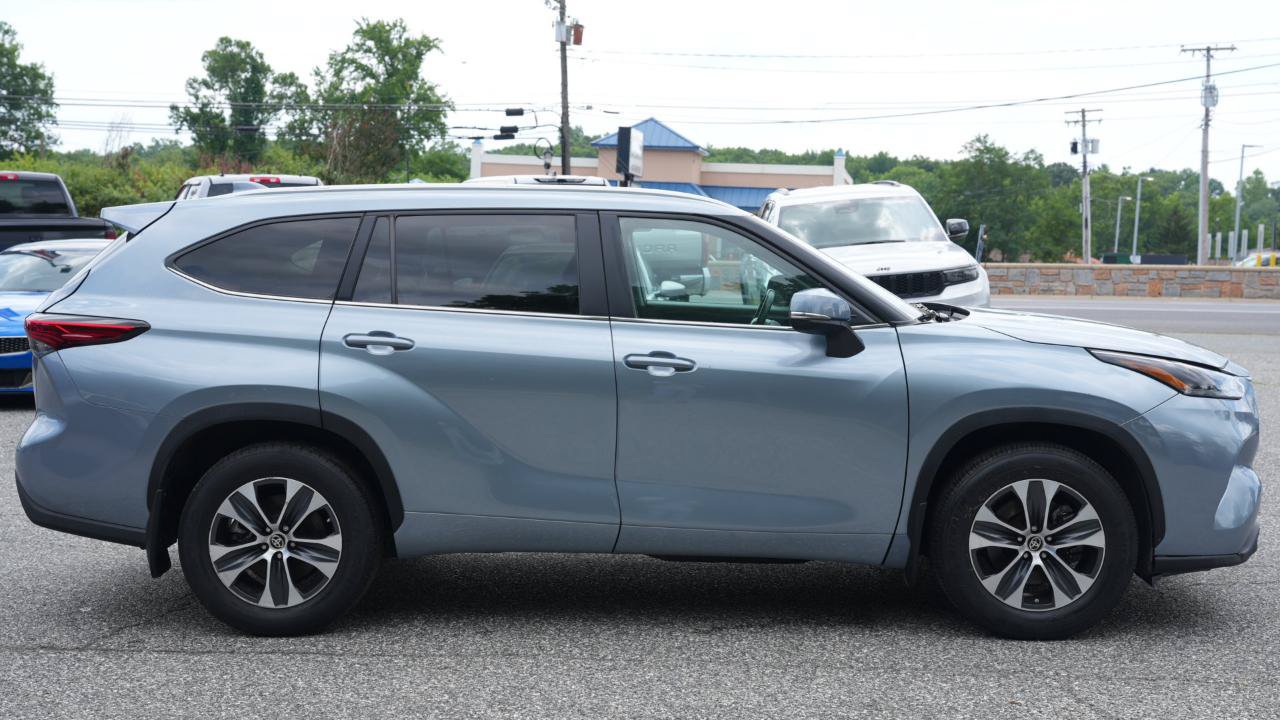 Used 2023 Toyota Highlander XLE FWD image 4