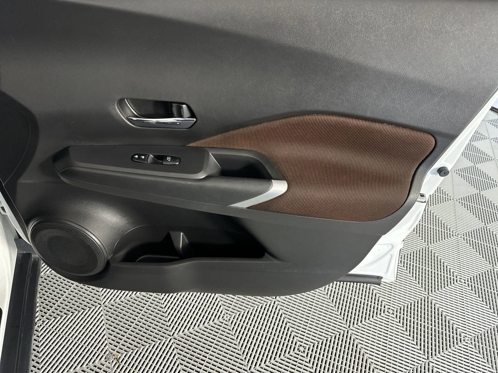 Used 2023 Nissan Kicks SR image 32