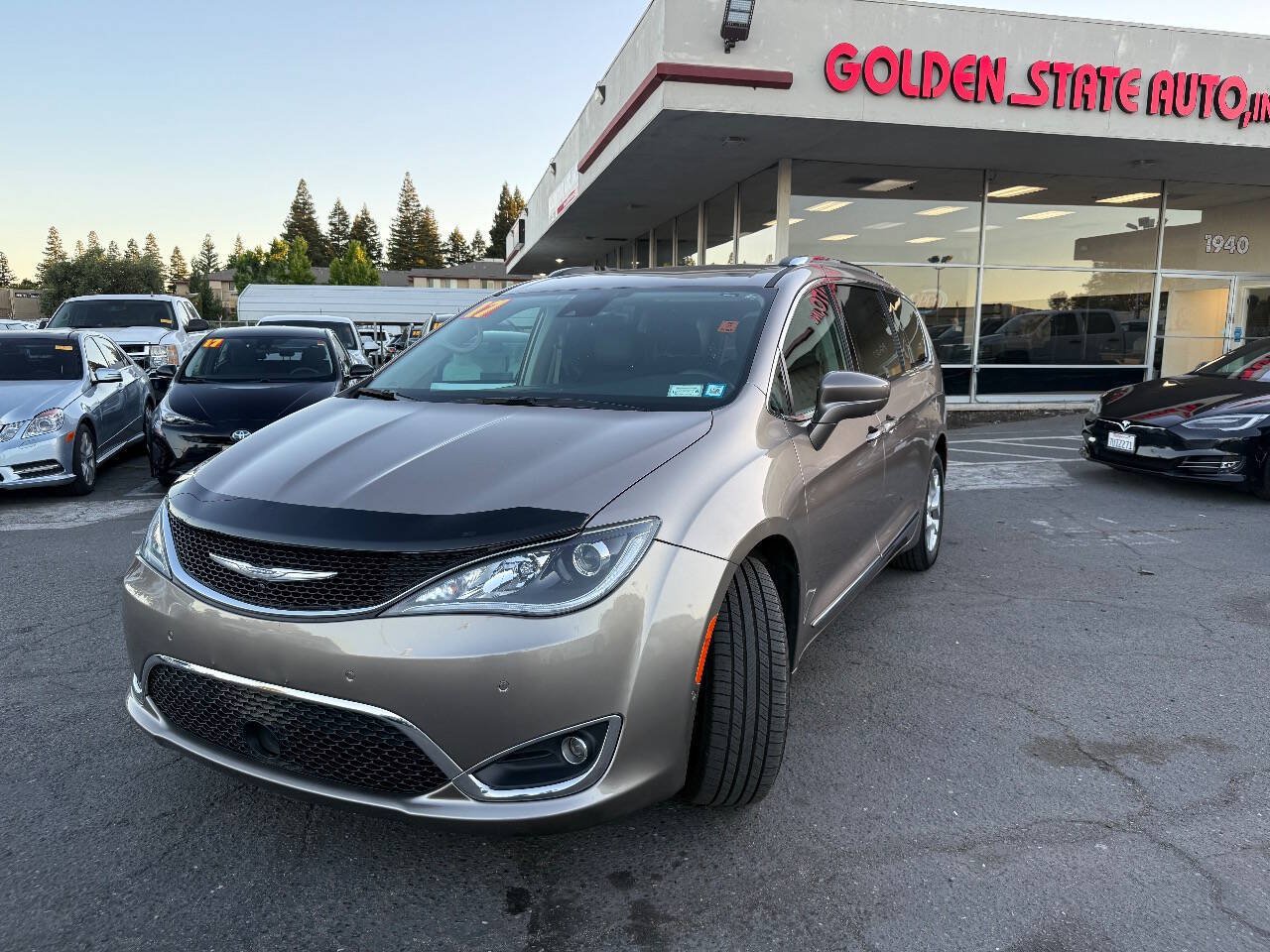 Used 2017 Chrysler Pacifica Touring-L Plus w/ Advanced Safetytec Group FWD image 3