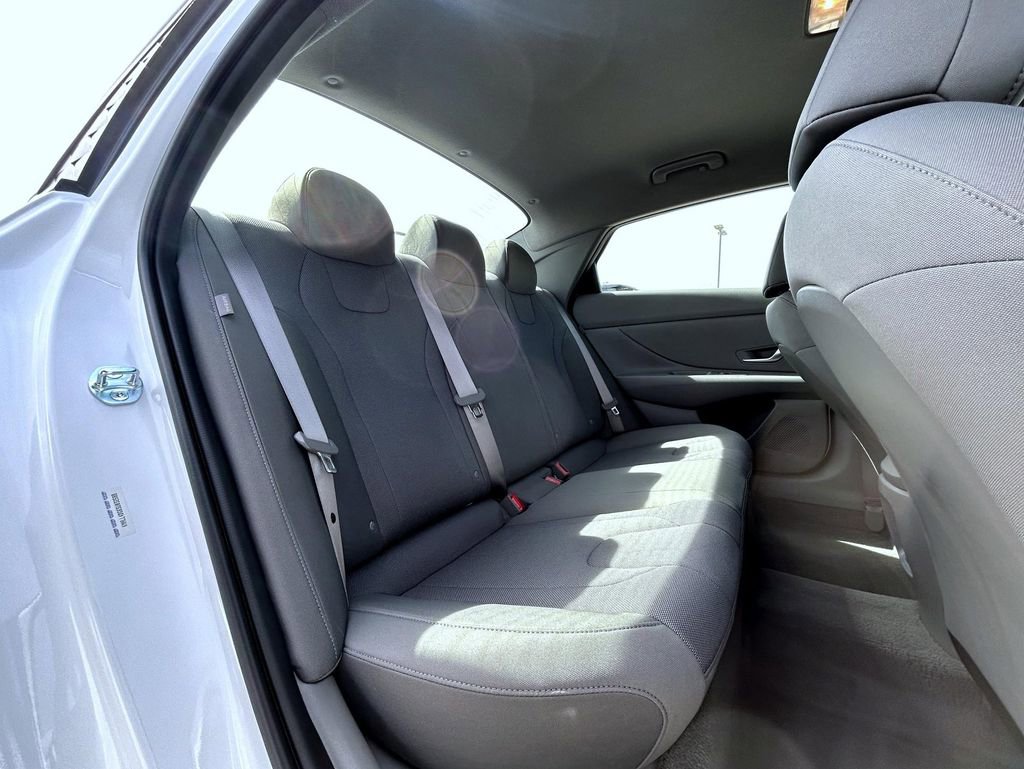 Used 2025 Hyundai Elantra SE image 20