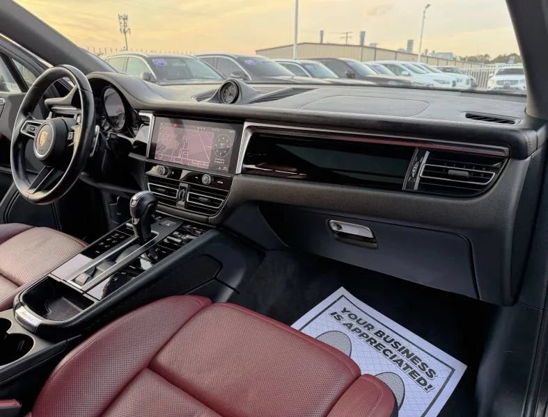 Used 2023 Porsche Macan AWD/4WD image 48
