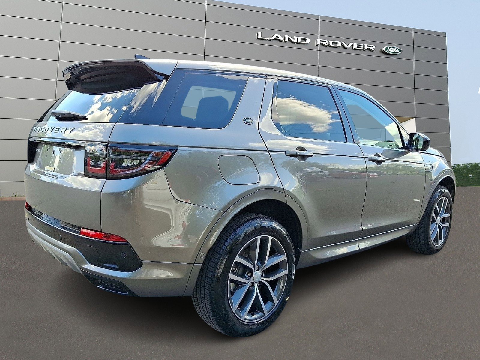 Used 2025 Land Rover Discovery Sport S image 2