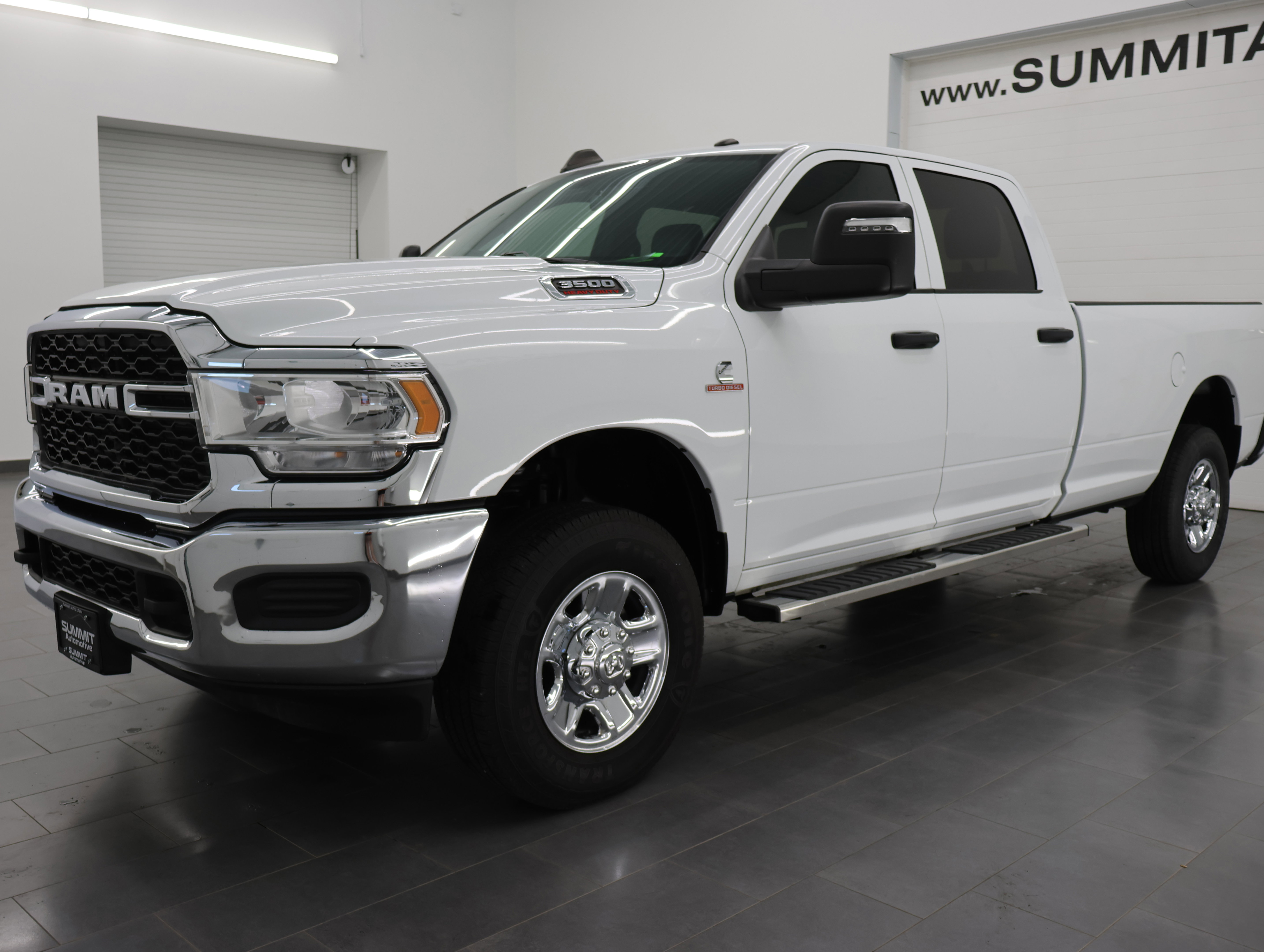 Used 2024 RAM 3500 Tradesman w/ Chrome Appearance Group AWD/4WD image 7