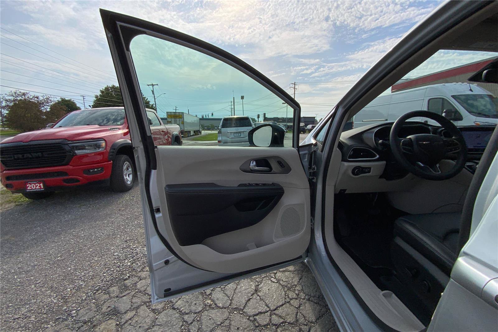 Used 2024 Chrysler Pacifica Touring-L FWD image 20