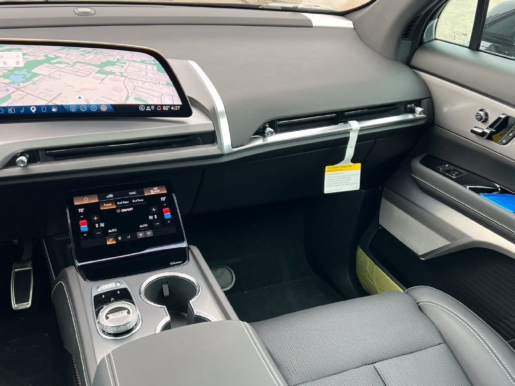 New 2027 Cadillac Vistiq Sport w/ LPO, Floor Liner Package AWD/4WD image 28