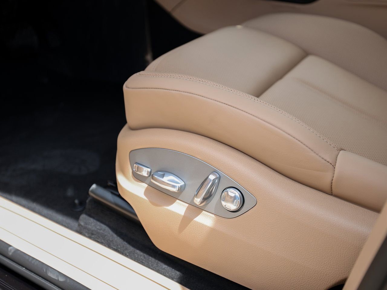 Certified 2025 Porsche Macan image 14