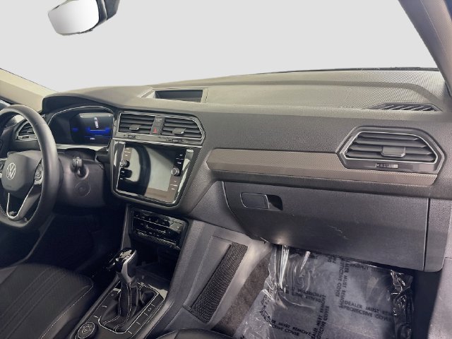 Certified 2023 Volkswagen Tiguan SE w/ Panoramic Sunroof Package AWD/4WD image 28