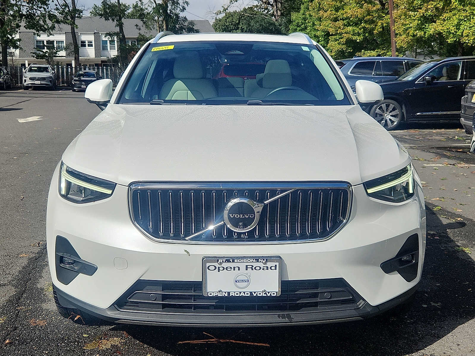 Used 2023 Volvo XC40 B5 Plus w/ Driver Assist Package AWD/4WD image 2