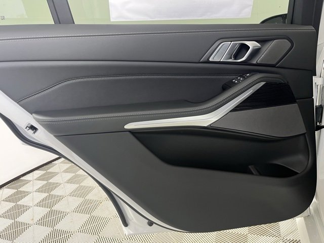 New 2026 BMW X7 M60i image 21