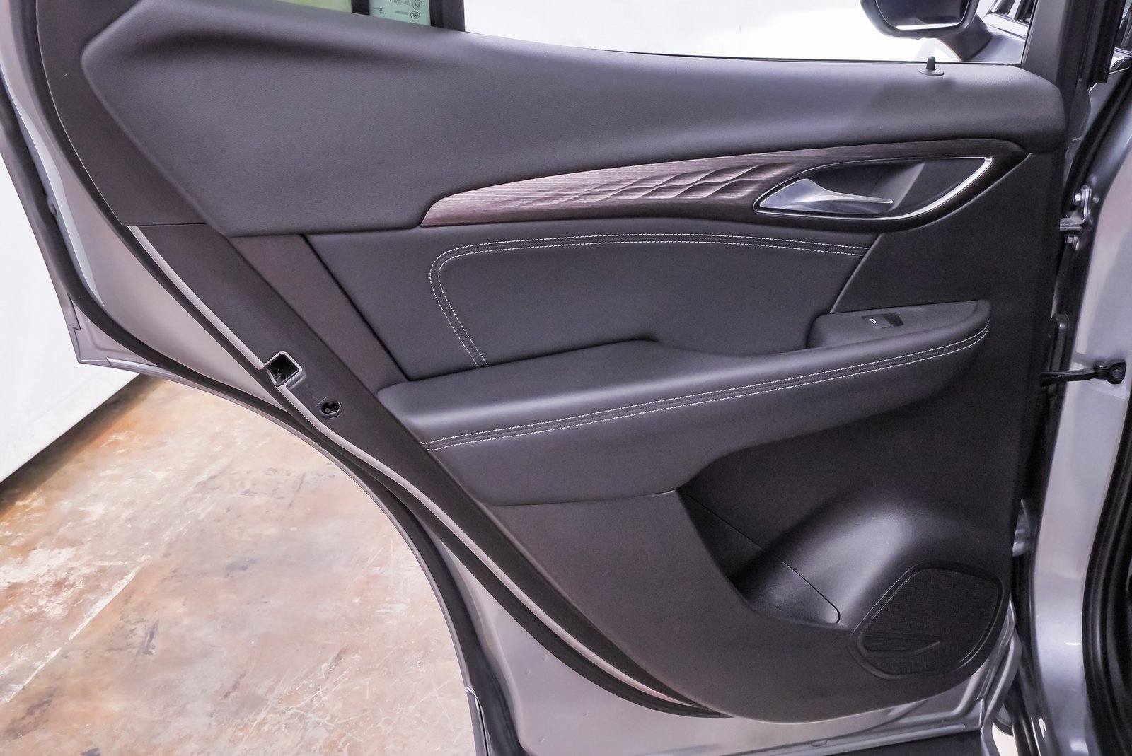 Used 2023 Buick Envision Avenir image 33