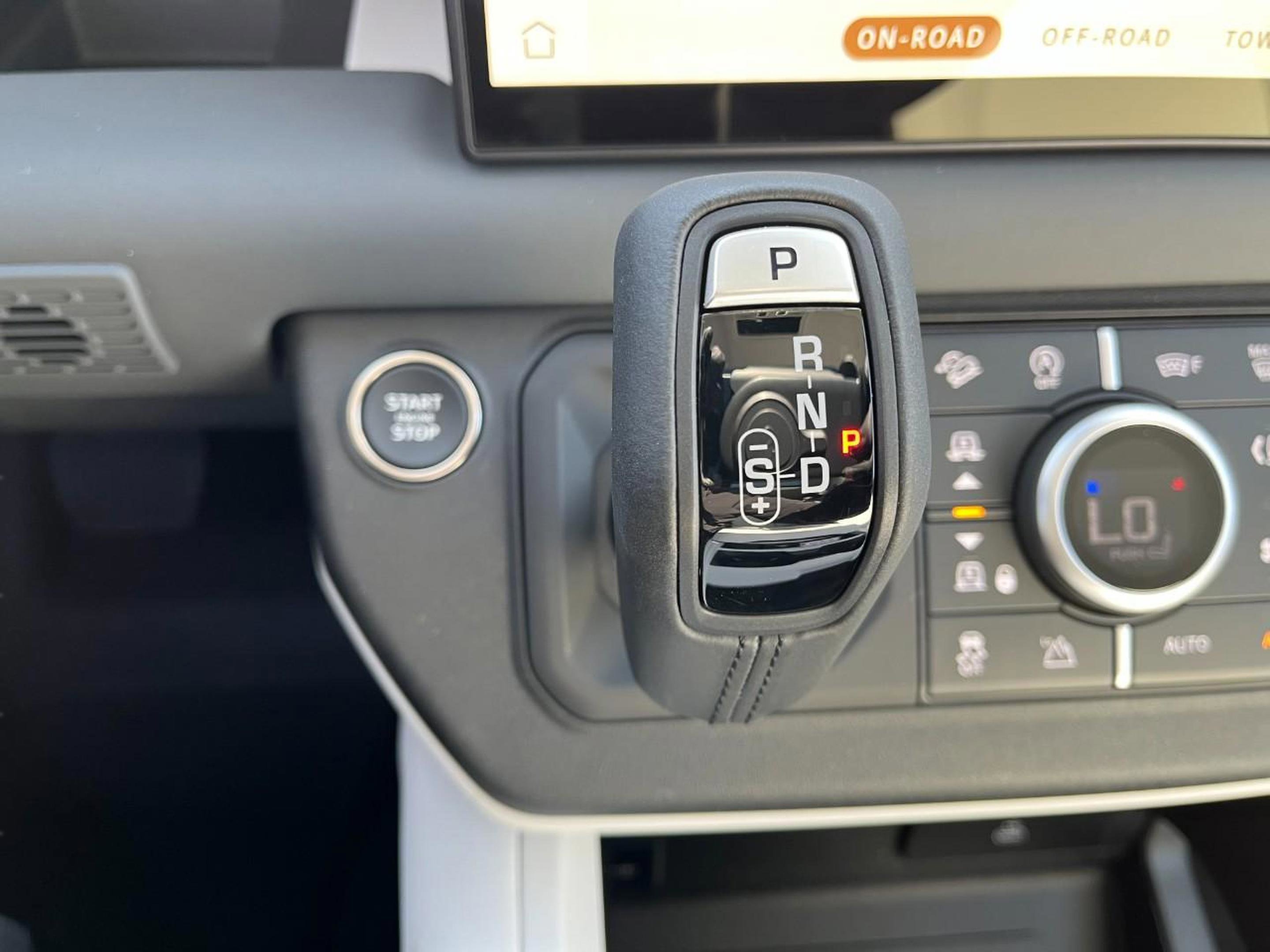 Certified 2025 Land Rover Defender 110 X-Dynamic SE image 27