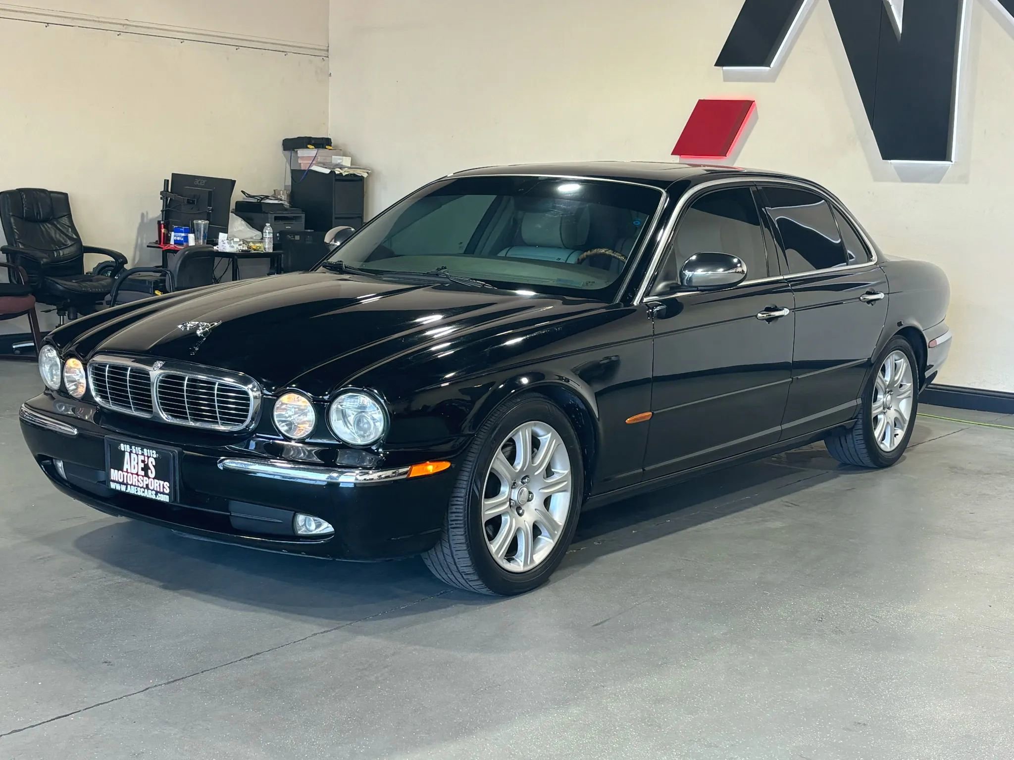 Used 2004 Jaguar XJ8 image 1