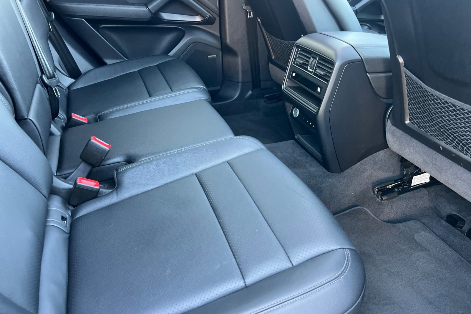 Used 2024 Porsche Cayenne image 30