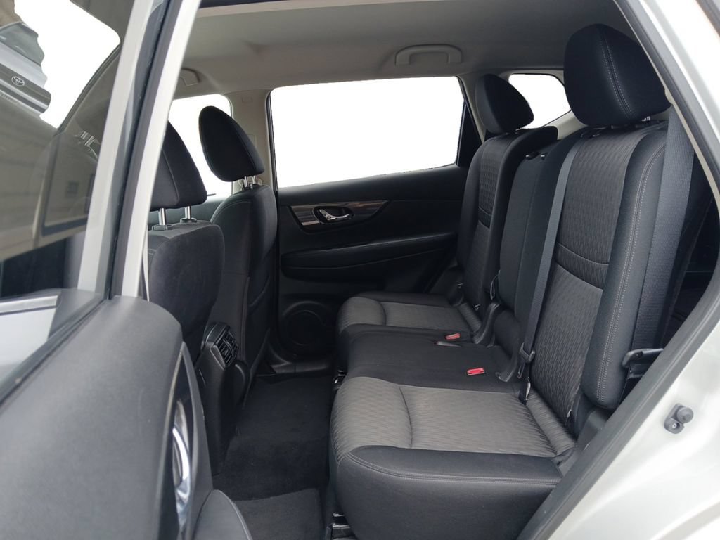 Used 2017 Nissan Rogue SV FWD image 13