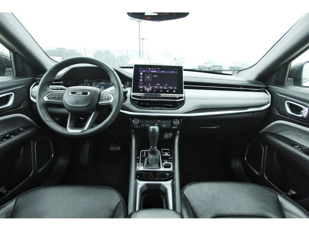 Used 2024 Jeep Compass Latitude image 9