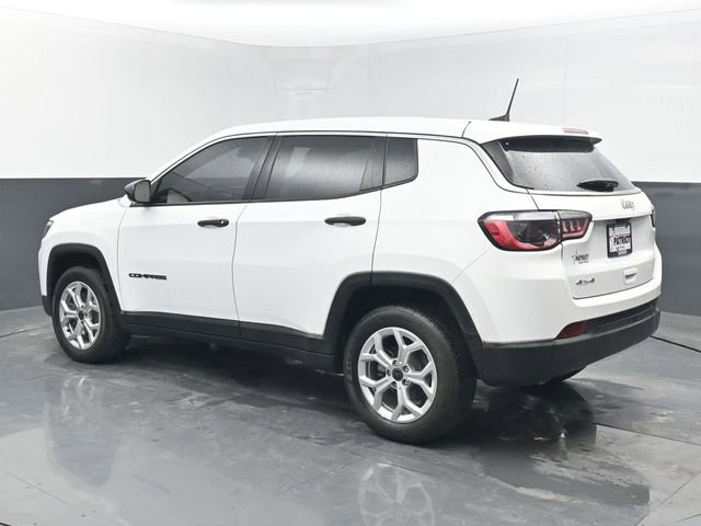 Used 2025 Jeep Compass Sport image 3