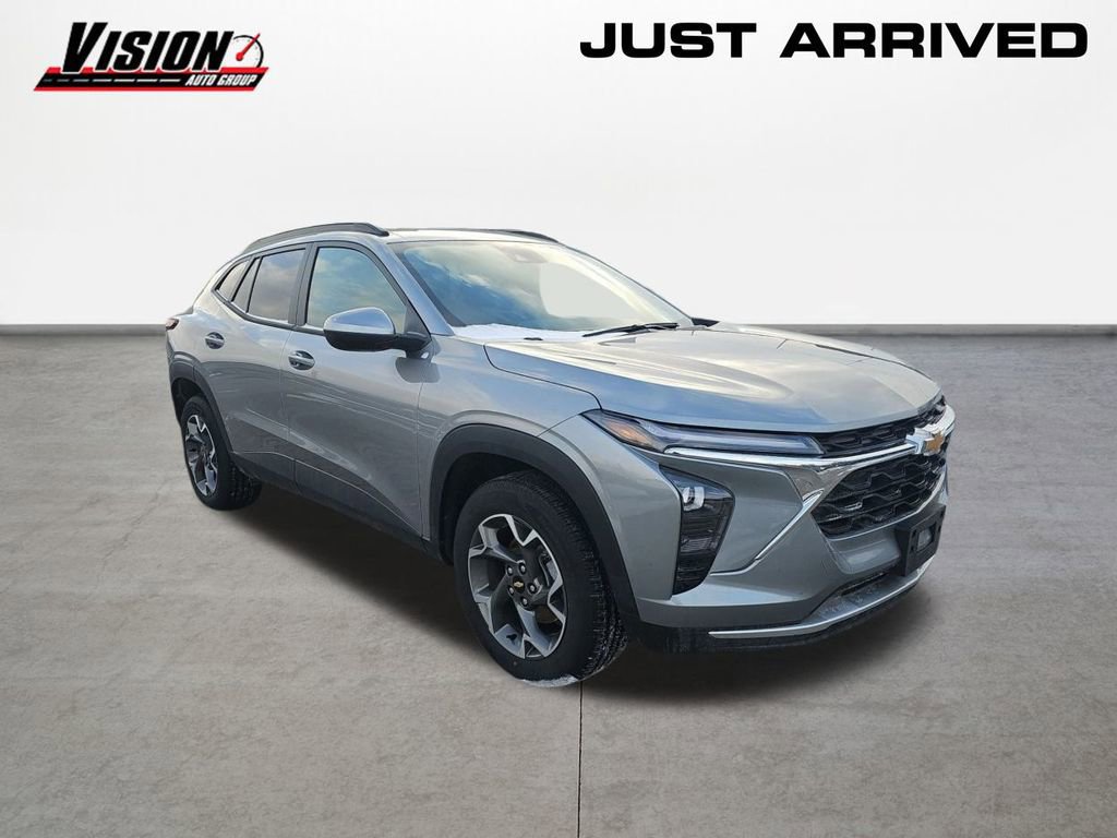 Used 2025 Chevrolet Trax LT w/ Driver Confidence Package image 3