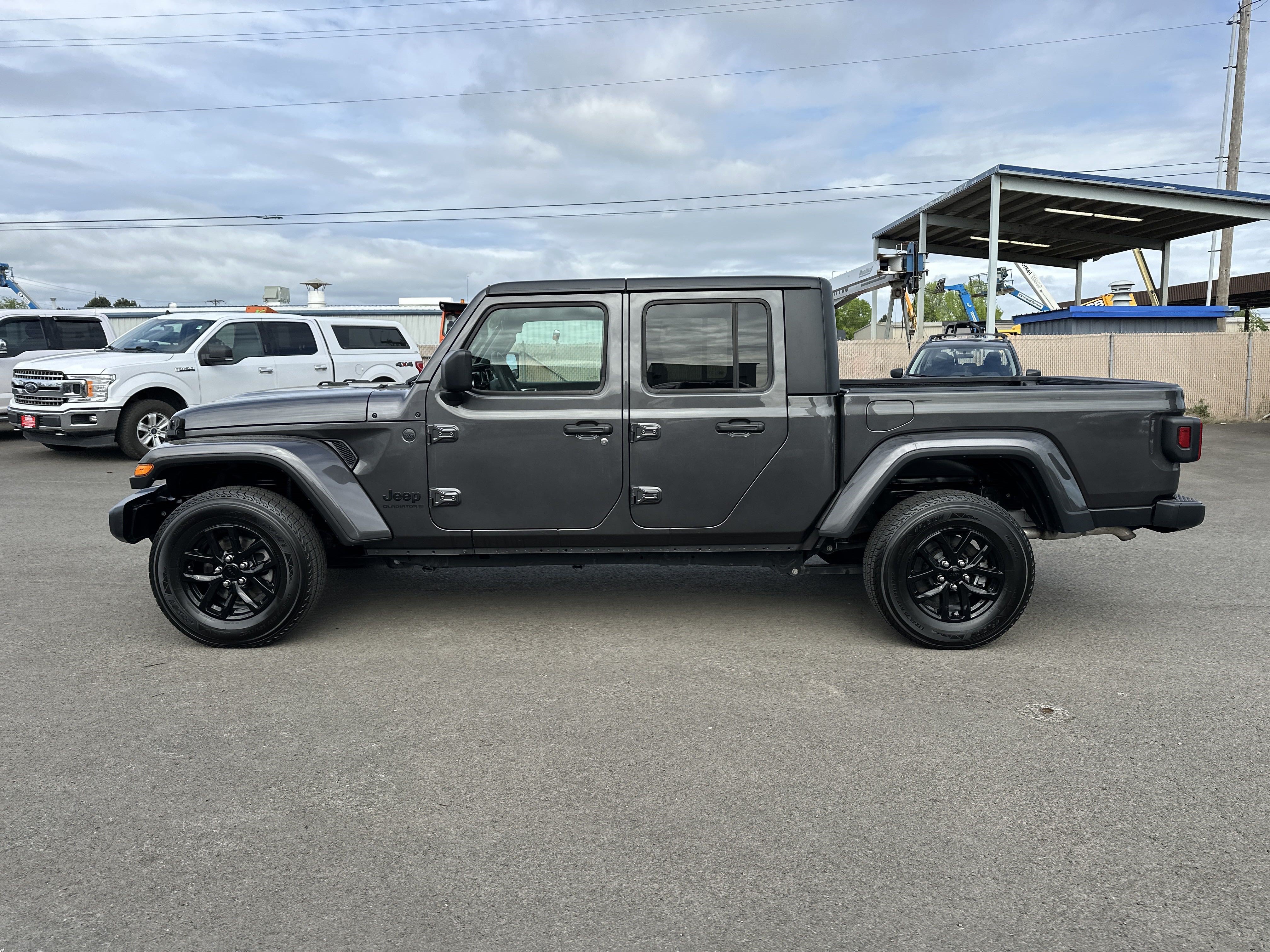 Used 2023 Jeep Gladiator Sport AWD/4WD image 2